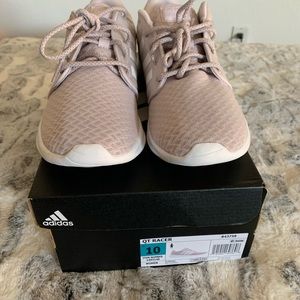 NWT (adidas ) Women’s QT RACER Sneaker size 10